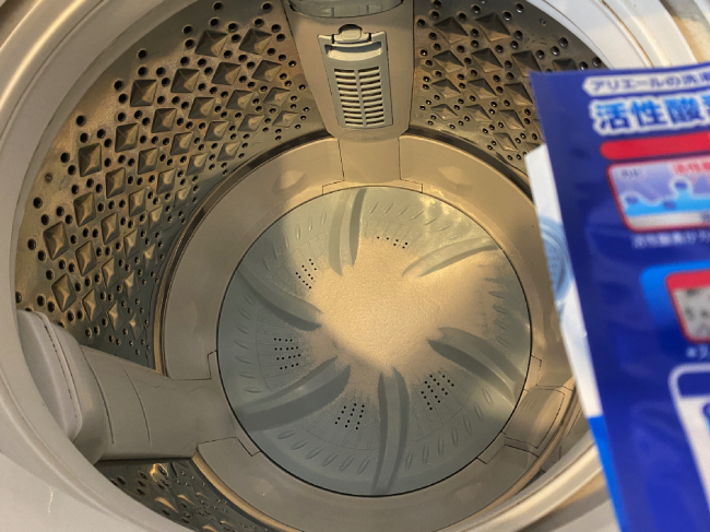 洗濯した縦型洗濯機に洗剤を投入